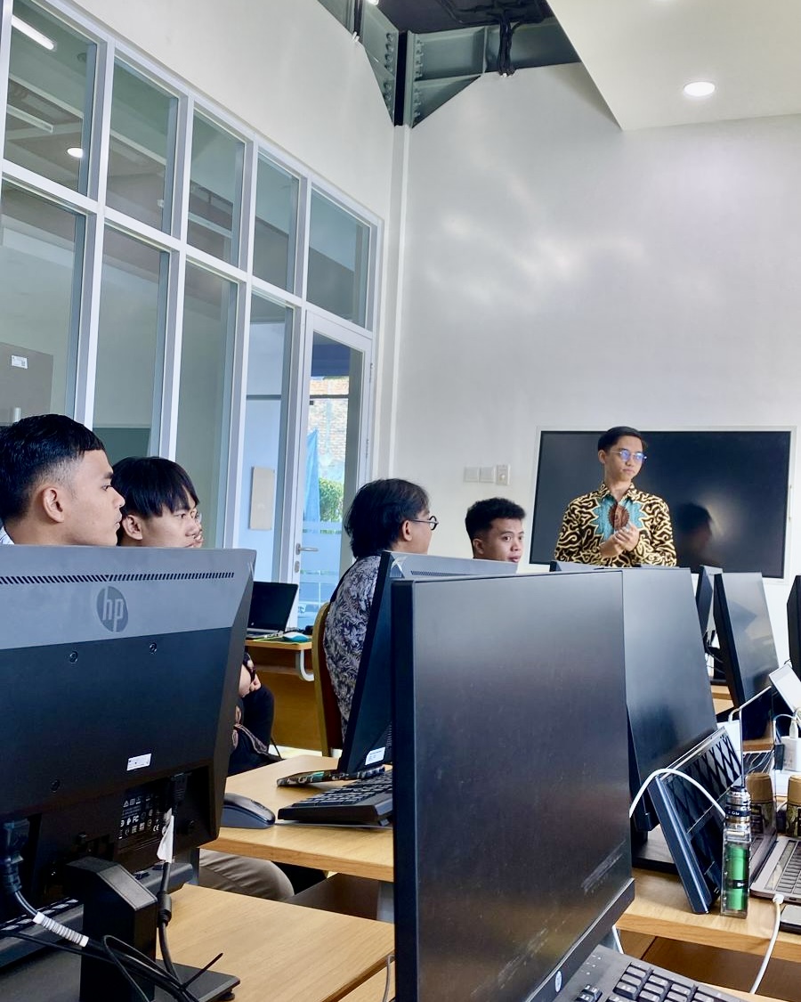 Peserta aktif belajar di lab komputer