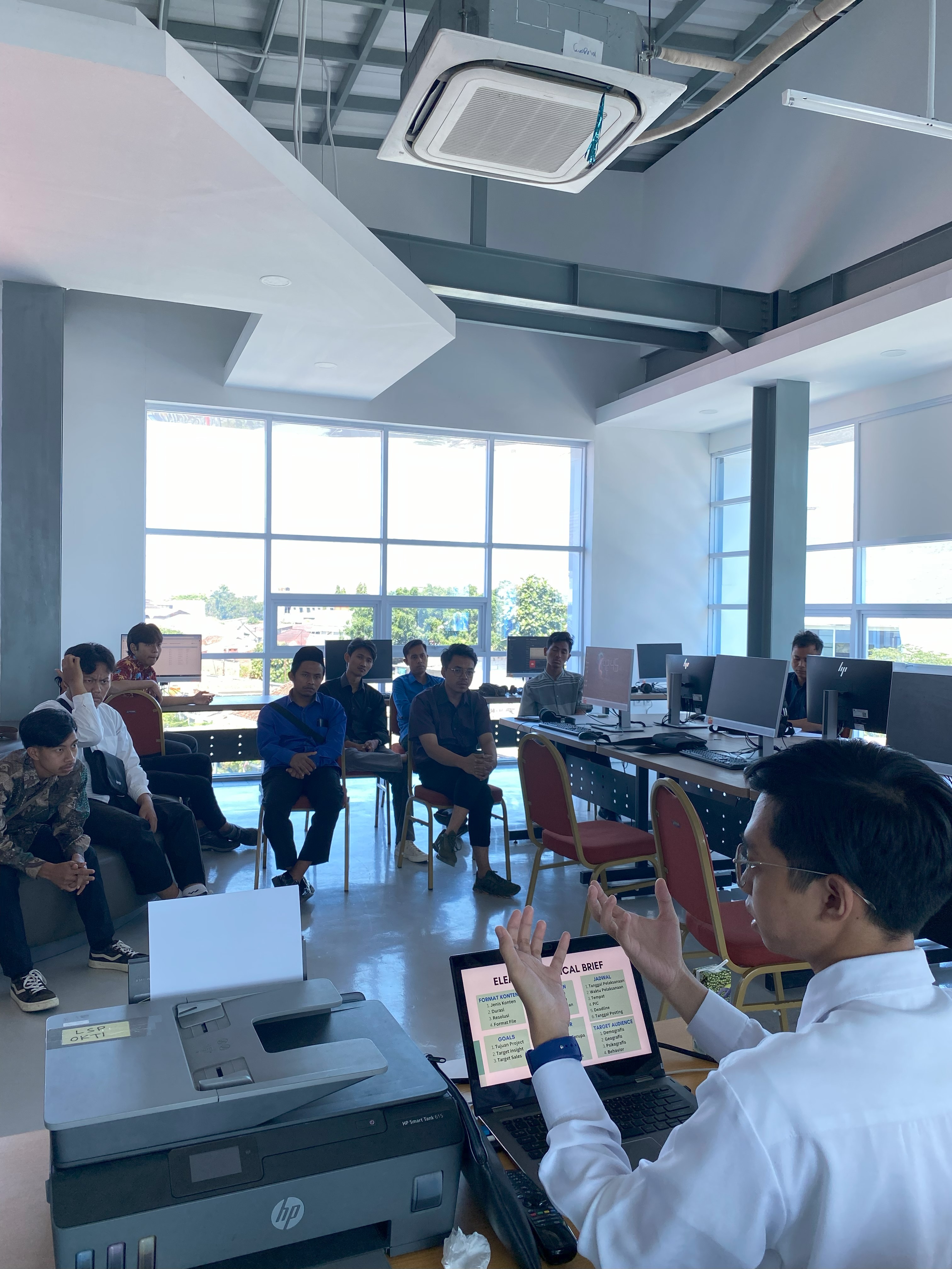 Peserta pelatihan menyimak materi dengan antusias