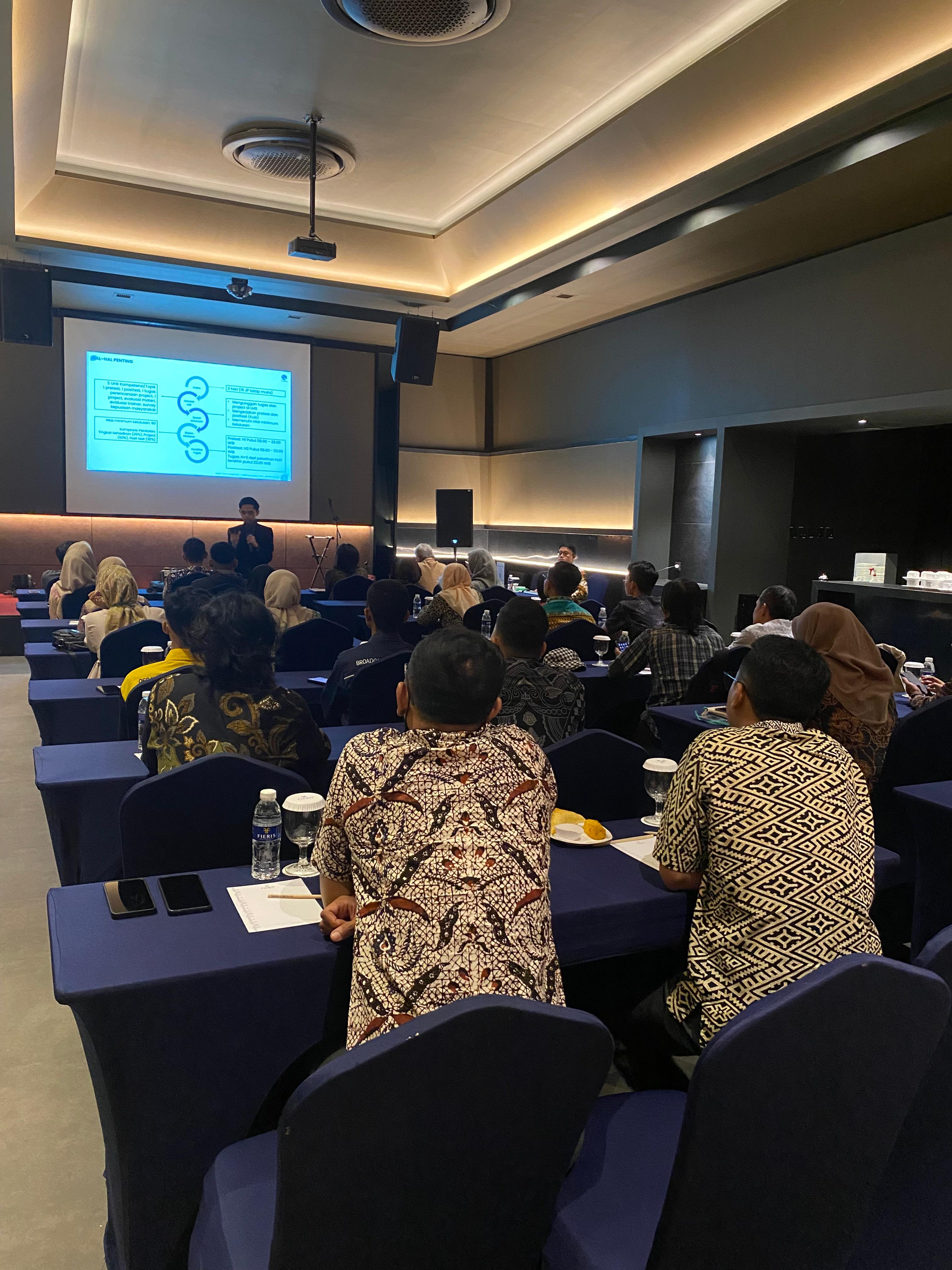 Sesi pelatihan profesional dengan peserta berbatik